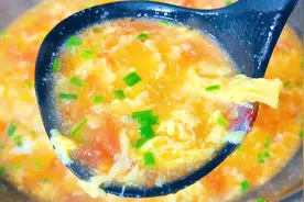 西红柿鸡蛋汤看似简单，原来也有技巧，教你一招，蛋花漂亮特好喝