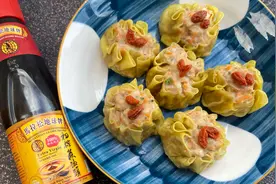 在家自己制作虾仁鲜肉烧卖🦐满满的肉馅口感绝佳，鲜嫩入味