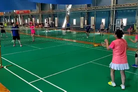 青岛第一海水浴场全国有名，我们在这里游泳、打球、追逐、嬉闹。视频封面