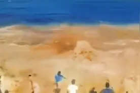 国外某地人们岸边观潮，波涛汹涌，谨防海潮变海啸!视频封面