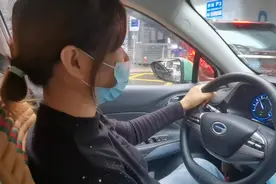 40岁大姐在一线城市郑州开出租，一天开12小时，一个月能挣多少钱视频封面