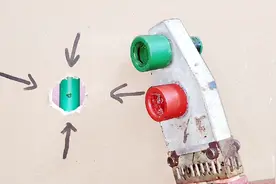 埋在墙里的水管破了个洞，漏水怎么办？教你个不用砸墙的维修方法视频封面