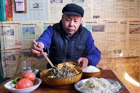 农村60岁光棍的午饭生活，一顿地道的农家饭菜，一个没女主人的家视频封面