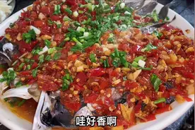 4娃妈妈，30买个鱼头，铺满辣椒，蒸10分钟，鲜嫩多汁，真美味！视频封面