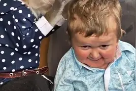 猴子给俄罗斯网红哈哥抓虱子