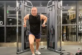 今天练胸的时候，无意间发现一个美女视频封面