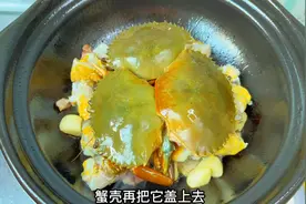 亲戚送了几只冷冻青蟹，用它分享原汁原味的懒人做法，肉蟹煲
