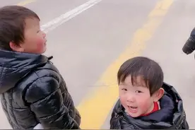 女儿第一天去上学，刚到学校不哭也不闹太省心，爸爸反而不适应了视频封面
