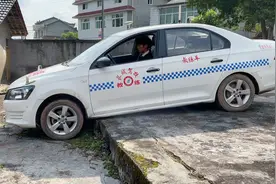 前驱车行驶中，地盘被路岩卡住无法动弹，老司机教你如何快速自救视频封面