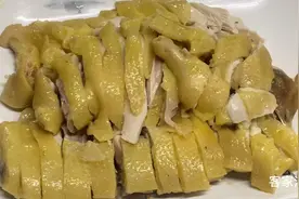 广东大厨是这样做白切鸡的，难怪皮脆肉嫩，吃一块满嘴流香。