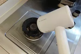不管燃气灶多脏多黑，用一个吹风机，一吹一擦，马上焕然一新视频封面
