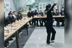 比亚迪济南工厂精彩年会，漂亮姑娘曼妙舞姿，年轻人该去车间奋斗视频封面
