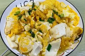 内酯豆腐不知道怎么做菜？教你这道鸡蛋抱豆腐，太下饭了