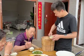 劝大家千万别和父母住一起，要不然很有可能和村花一样天天都挨打视频封面