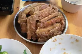 “日落归山海，山海藏深意，没有人不遗憾，只是有人不喊疼”