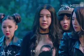 四位美女被绑在，看她们如何机智应对，搞笑场面！视频封面