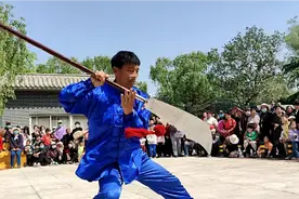 飞檐走壁，现实中的飞人李兵演练陈氏春秋大刀，看看他功夫如何！视频封面
