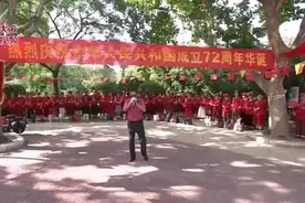 视频｜居民自发唱红歌，为祖国“庆生”图片