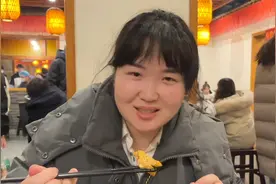 美丽和男友约会吃饭，小伙却脱下棉袄直接变脸，得知原因又气又笑视频封面