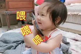 宝宝学会打电话啦，拿着手机有模有样，又是一堆萌萌的表情包视频封面