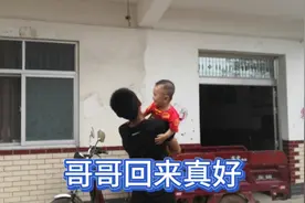 新学期开学第一天，哥哥上学去了，相差10的弟弟表现让人心疼视频封面