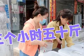 姐妹俩摆摊比赛买辣条，每人五十斤看谁先买完，出摊就被粉丝围观视频封面