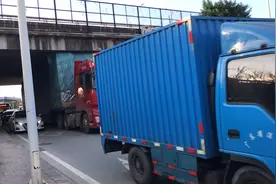 快来看看大卡车卡在桥下面了，看看是怎么弄出来的