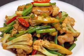 厨师长教你肉炒菜花的家常做法，步骤详细，鲜香微辣下酒又下饭