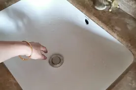 洗脸盆翻板芯坏了，不用整个拆换，只需一个小神器就搞定。