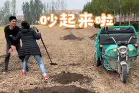 农村快乐夫妻俩，地里干活起争执，一言不合就开打，现场更热闹！视频封面