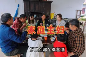 小北老罗领证了，一家人聚餐庆祝，慢慢尝试做一个家庭主妇视频封面