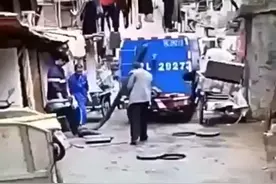 福建一男子看人抽屎被喷一身视频封面