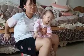 假期里，大12岁的姐姐耐心带妹妹，场面温馨动人。守护你，爱你！视频封面