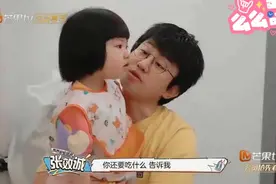 奶奶哄大孙吃饭，吴敏霞女儿一仰头傲娇拒绝不吃，这小表情太可爱视频封面