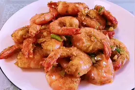 教你三辣爆虾的好吃做法，皮酥肉嫩口感纯香，朋友们知道哪三辣吗