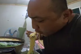 济南外卖小哥冒雨送餐，晚上高温板房吃火锅，喝点原液得劲视频封面
