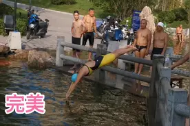 济南天气炎热，60后哈哈姐找个地方避暑，看大家在跳水，也想游泳