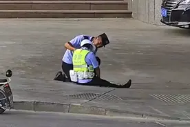 这一倒心疼，这一抱感人#交警执勤晕倒#路人一起进行救助，暖心视频封面