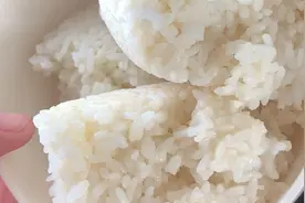 吃剩的大米饭不要再蛋炒饭了，教你一个新吃法，大人小孩都喜欢吃