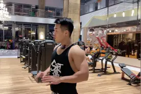 刚入健身房，器械多的让你摸不着头脑？你可以先从这几个开始练起视频封面
