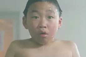 妈妈带他到澡堂洗澡，还被同学看到😂视频封面