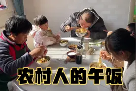 甘肃农民人的午饭吃啥？妈妈做了地道手擀大宽面，吃完干活真有劲视频封面