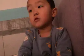 抠脚小孩，为啥这么爱扣指甲。视频封面
