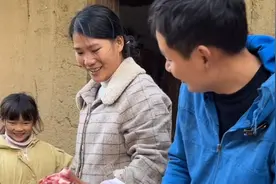 我妹元旦订婚叫付光亮和我回广西不回觉得回去的路费不如打给父母视频封面