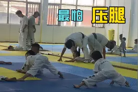 姐姐很久没上跆拳道了，在家又懒，教练直接带上去压腿，好疼～视频封面