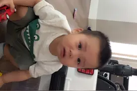 不放音乐就哭的宝宝可爱极了，就喜欢听音乐，不放音乐就不干了视频封面