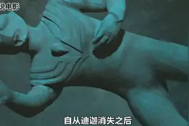 迪迦从地球消失，百米巨人冲破城墙，人类如同蝼蚁全部沦为食物！视频封面