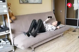 外国美女试穿长皮靴。视频封面