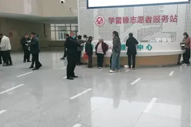 人民医院医院随拍住院交钱排队不讲价钱都是想抢着先交费视频封面