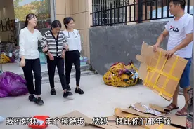 小菲给婆婆搭配一套闺蜜装，姐姐吃醋也忍不住要试穿，娘仨真臭美视频封面
